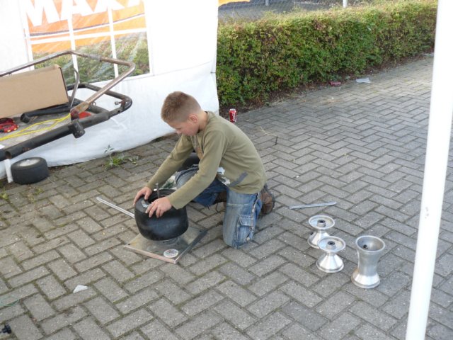 kevinaanhetbandenwisselen.jpg